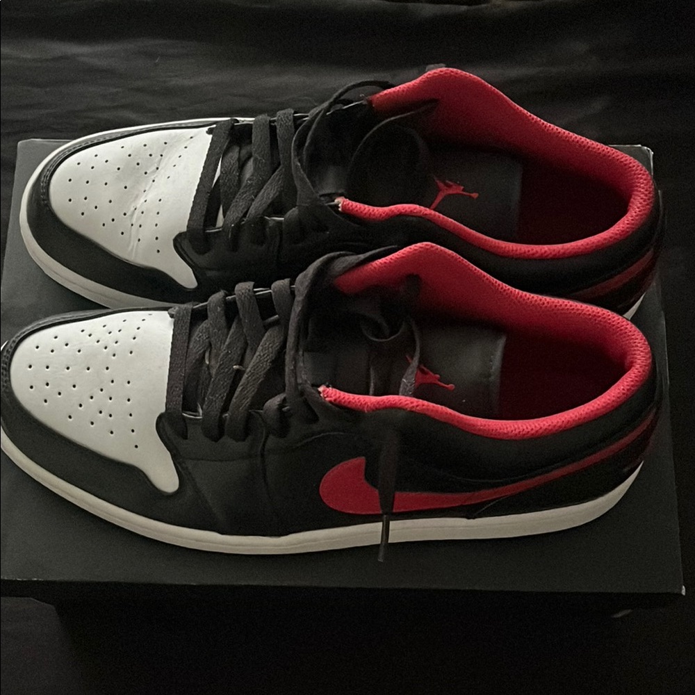 Nike Black and Red Sneakers Classic Style